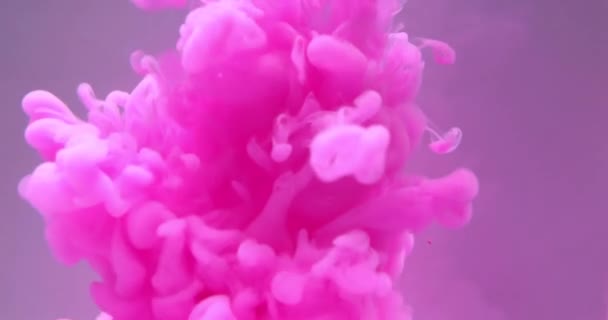 Astratto inchiostro di colore rosa dietro sfondo grigio — Video Stock