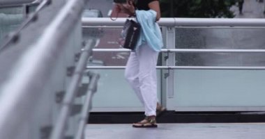 Şehirdeki sokakta yürüyen insanların yavaş çekimleri.