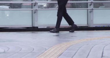 Şehirdeki sokakta yürüyen insanların yavaş çekimleri.