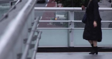 Şehirdeki sokakta yürüyen insanların yavaş çekimleri.