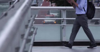 Şehirdeki sokakta yürüyen insanların yavaş çekimleri.