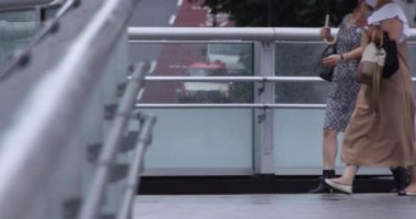 Şehirdeki sokakta yürüyen insanların yavaş çekimleri.