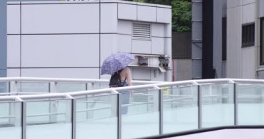 Şehirdeki sokakta yürüyen insanların yavaş çekimleri.