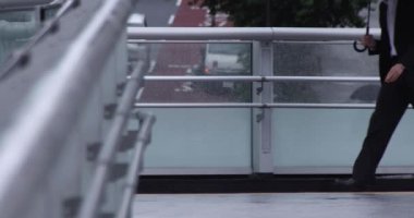 Şehirdeki sokakta yürüyen insanların yavaş çekimleri.