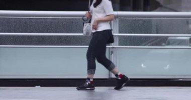 Şehirdeki sokakta yürüyen insanların yavaş çekimleri.