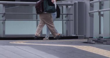 Şehirdeki sokakta yürüyen insanların yavaş çekimleri.