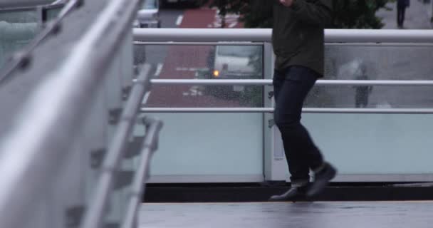 En slow motion av vandrande människor på gatan i staden — Stockvideo