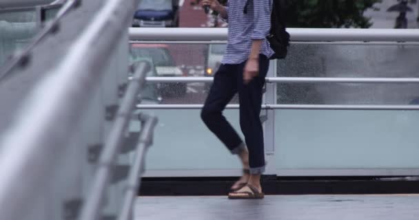 Una cámara lenta de gente caminando en la calle en la ciudad — Vídeo de stock