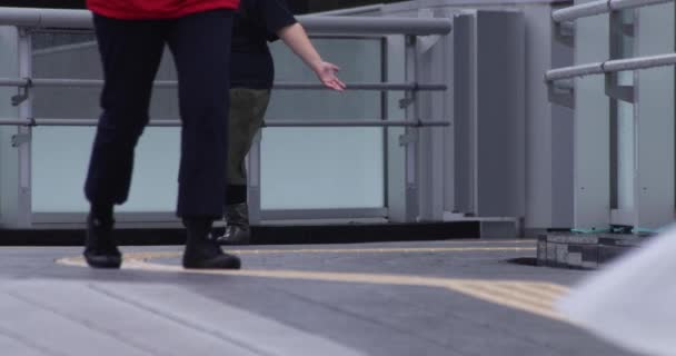 Una cámara lenta de gente caminando en la calle en la ciudad — Vídeo de stock