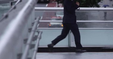 Şehirdeki sokakta yürüyen insanların yavaş çekimleri.