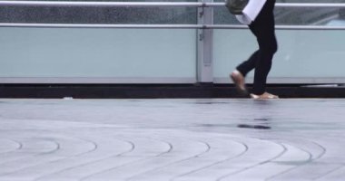 Şehirdeki sokakta yürüyen insanların yavaş çekimleri.