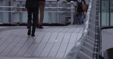 Şehirdeki sokakta yürüyen insanların yavaş çekimleri.