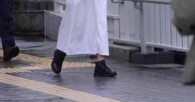 Şehirdeki sokakta yürüyen insanların yavaş çekimleri.