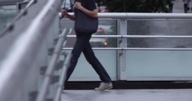 Şehirdeki sokakta yürüyen insanların yavaş çekimleri.