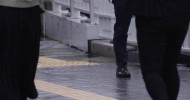 Şehirdeki sokakta yürüyen insanların yavaş çekimleri.