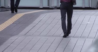 Şehirdeki sokakta yürüyen insanların yavaş çekimleri.