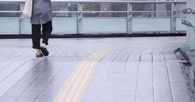 Şehirdeki sokakta yürüyen insanların yavaş çekimleri.