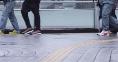 Şehirdeki sokakta yürüyen insanların yavaş çekimleri.