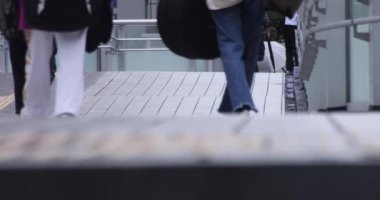 Şehirdeki sokakta yürüyen insanların yavaş çekimleri.