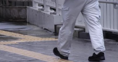 Şehirdeki sokakta yürüyen insanların yavaş çekimleri.