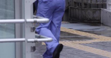 Şehirdeki sokakta yürüyen insanların yavaş çekimleri.