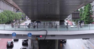 Şehirdeki sokakta yürüyen insanların yavaş çekimleri.