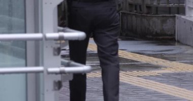 Şehirdeki sokakta yürüyen insanların yavaş çekimleri.