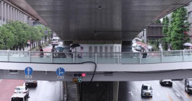 Şehirdeki sokakta yürüyen insanların yavaş çekimleri.