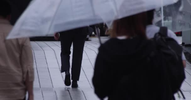 시내의 거리를 걷는 사람들의 느린 동작 — 비디오