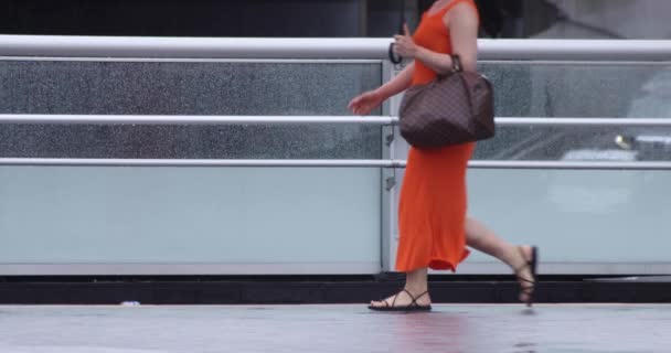 Una cámara lenta de gente caminando en la calle en la ciudad — Vídeo de stock