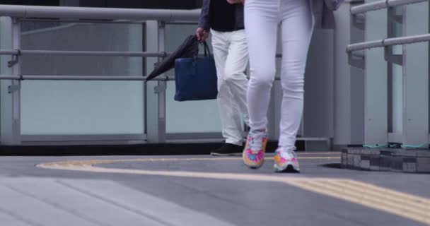 Um movimento lento de pessoas ambulantes na rua da cidade — Vídeo de Stock