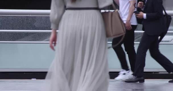 Una cámara lenta de gente caminando en la calle en la ciudad — Vídeo de stock