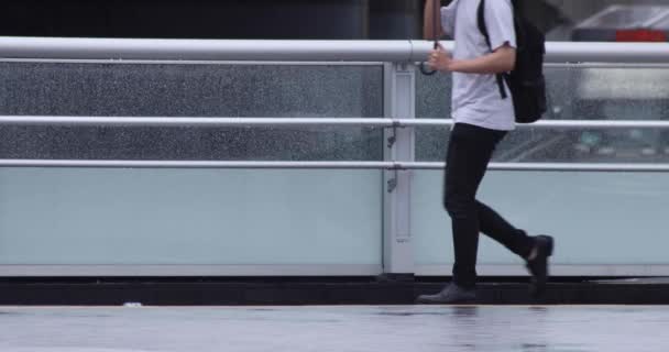 Una cámara lenta de gente caminando en la calle en la ciudad — Vídeo de stock