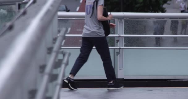 Een langzame beweging van wandelende mensen op straat in de stad — Stockvideo