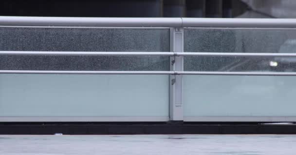 Een langzame beweging van wandelende mensen op straat in de stad — Stockvideo