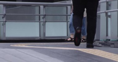 Şehirdeki sokakta yürüyen insanların yavaş çekimleri.