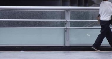 Şehirdeki sokakta yürüyen insanların yavaş çekimleri.