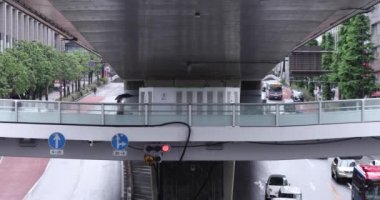 Şehirdeki sokakta yürüyen insanların yavaş çekimleri.