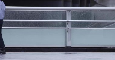 Şehirdeki sokakta yürüyen insanların yavaş çekimleri.