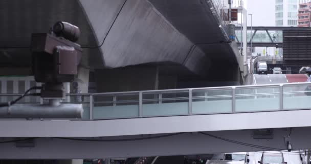 Een langzame beweging van wandelende mensen op straat in de stad — Stockvideo