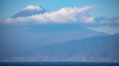 Japonya 'daki Fuji Dağı' nda bir bulut zamanı.