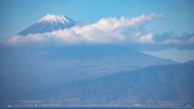 Japonya 'daki Fuji Dağı' nda bulut zamanı.
