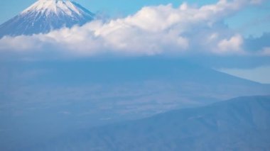 Japonya 'daki Fuji Dağı' ndaki bulutların zamanlaması.