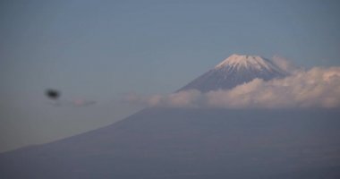 Japonya 'nın mavi gökyüzünde Fuji Dağı güneşli bir gün.