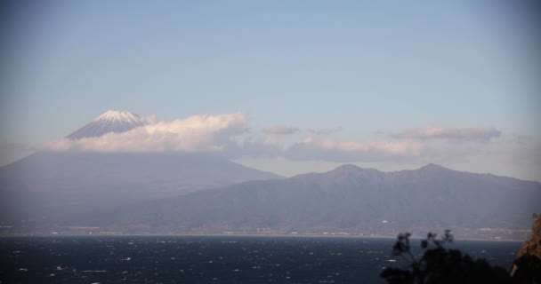 Ο κ. Φούτζι στον γαλάζιο ουρανό της Ιαπωνίας ηλιόλουστη μέρα — Αρχείο Βίντεο