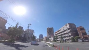 Tokyo 'daki şehir merkezinde yaz aylarında alçak açılı sürüş alanı.