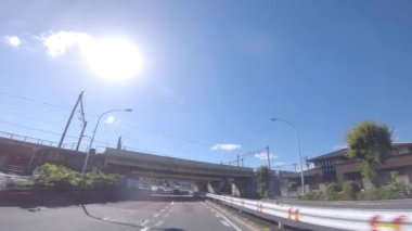Tokyo 'daki şehir merkezinde yaz aylarında alçak açılı sürüş alanı.