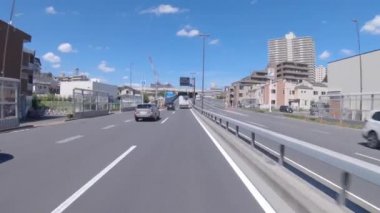 Yaz aylarında Tokyo 'daki şehir caddesinde gezici şehir manzarası.