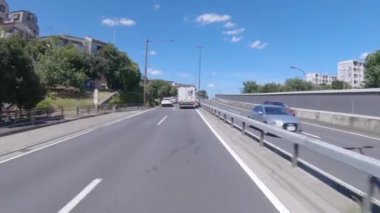 Yaz aylarında Tokyo 'daki şehir caddesinde gezici şehir manzarası.