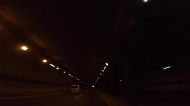 Yazın Tokyo 'daki tünelden geçen şehir manzarası sürücüsü.